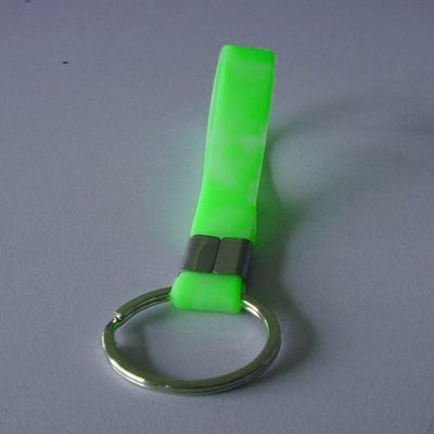 100% Siliconetegenhangers Promotiekeychain, Metaaltoebehoren, Pantone-Kleur